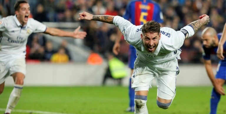 Ramos salva a un Madrid desbordado por un Barça sin suerte