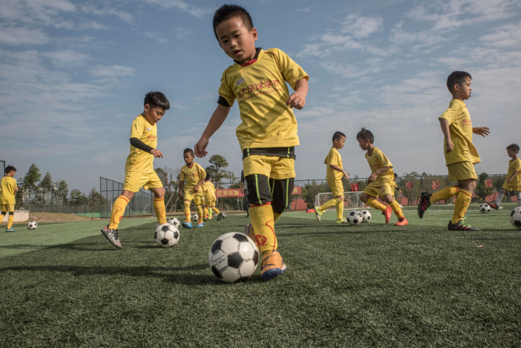 Los chinos desde muy pequeños son llevados a las escuelas de fútbol. Foto NYT