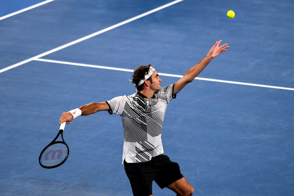 Roger Federer sirviendo frente al epañol Nadal. Foto AO