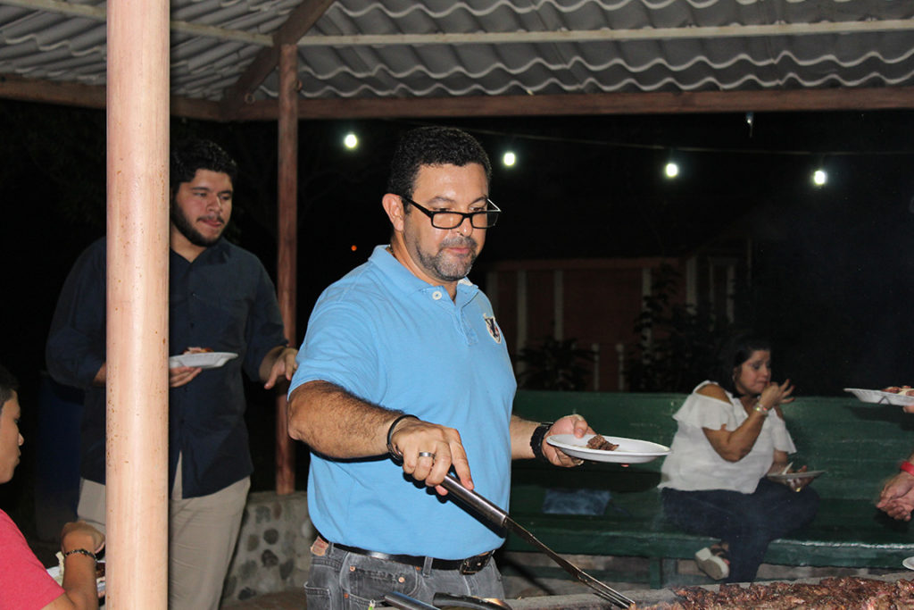 Osman Oliva, la hace de chef en los asados de la noche. Foto HSI