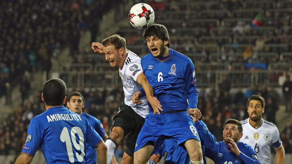 Höwedes enmedio de los defensores azerbaiyanos en el juego que ganó Alemania 1-4. Foto DFB 