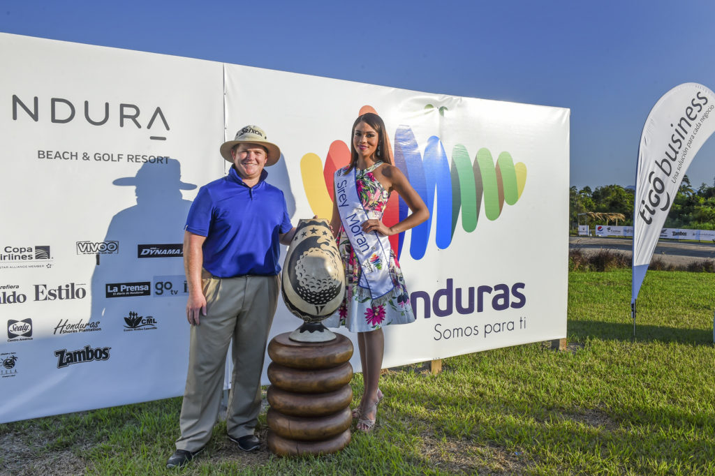 El campeón del Honduras Open Patrick Newcomb de EE.UU. posa junto a la Miss Honduras Sirey Morán tras su victoria de este domingo en Indura Beach and Golf Resort. Foto PGA/Enrique Berardi