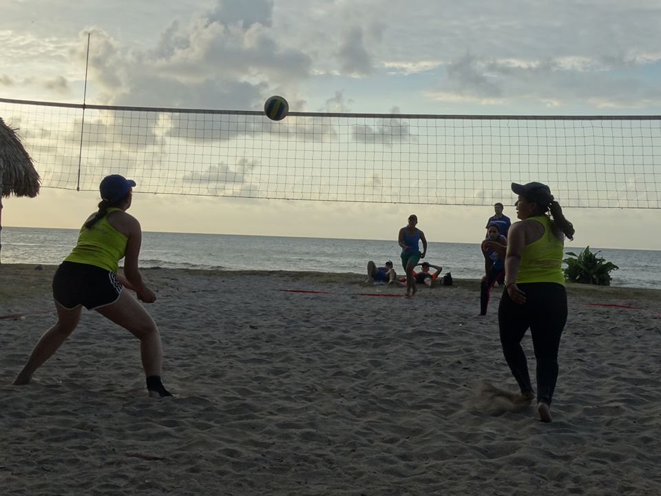 El Beach Volleyball ya calienta las playas de la "novia de Honduras"