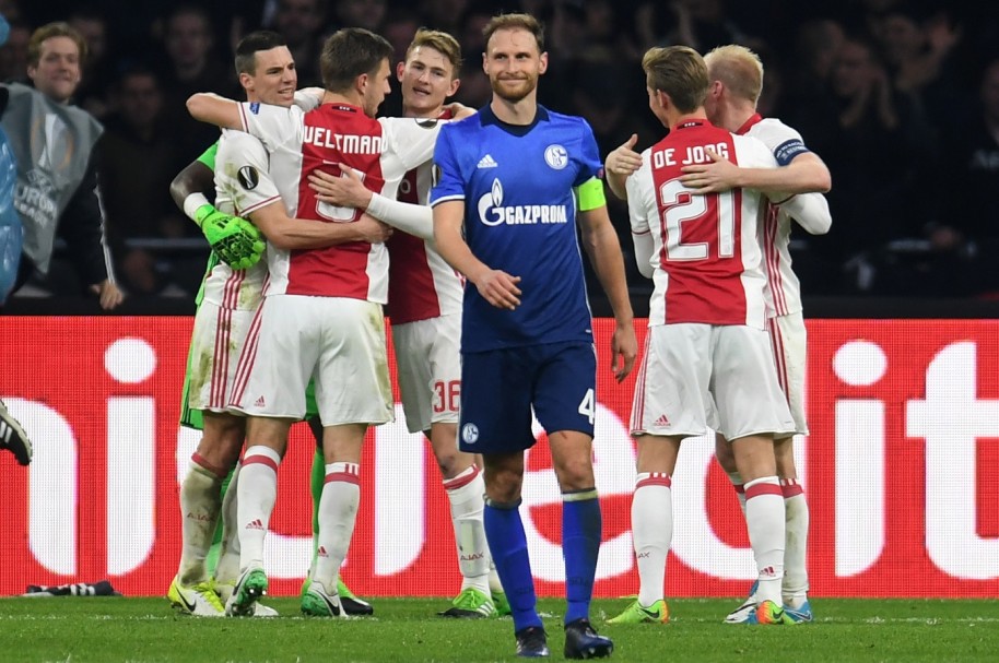 Semana negra para los alemanes: Schalke cae frente al Ajax en Holanda