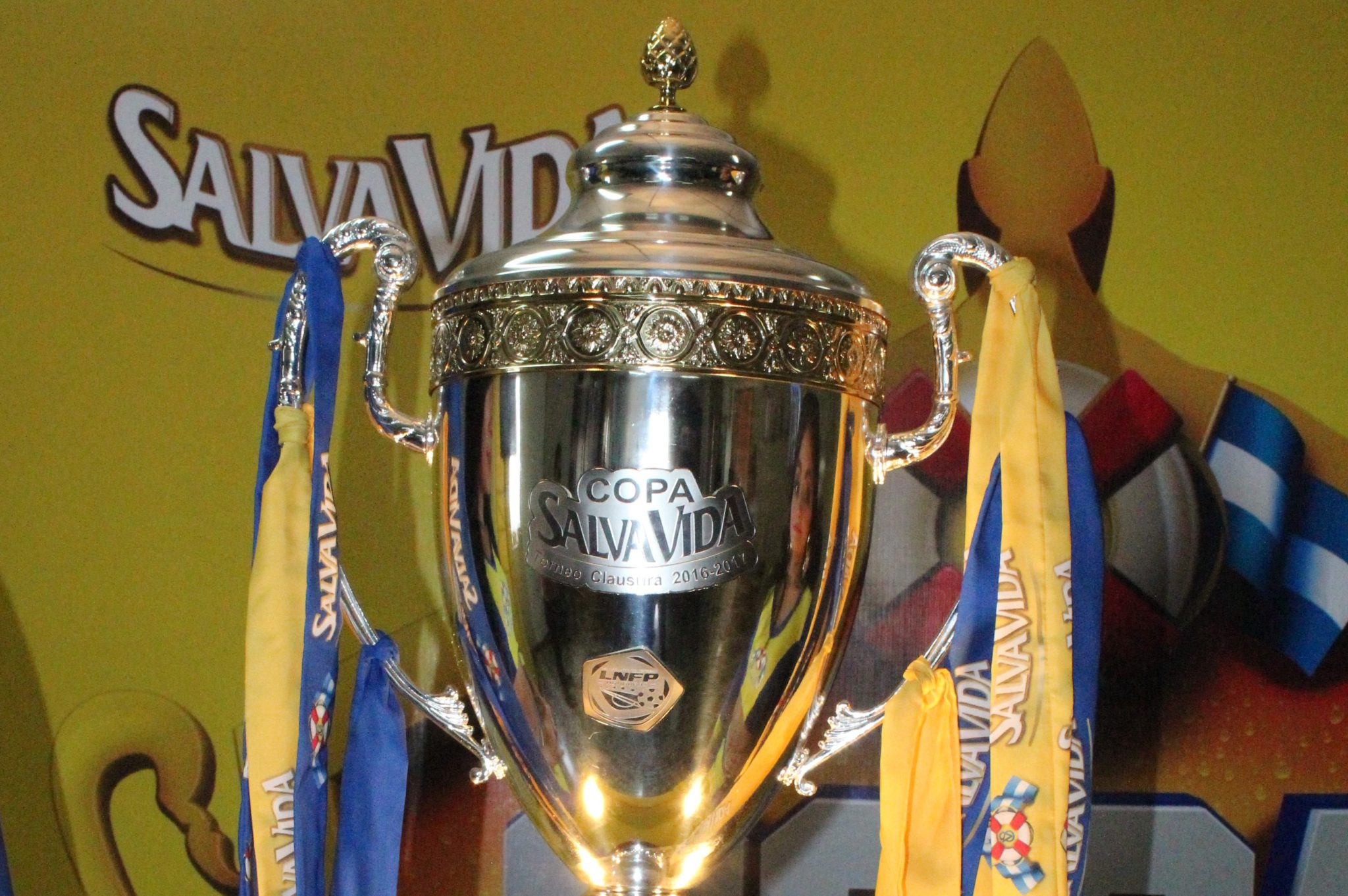 El próximo campeón ya tiene su copa. Salvavida presentó el trofeo del monarca del clausura 2016-2017