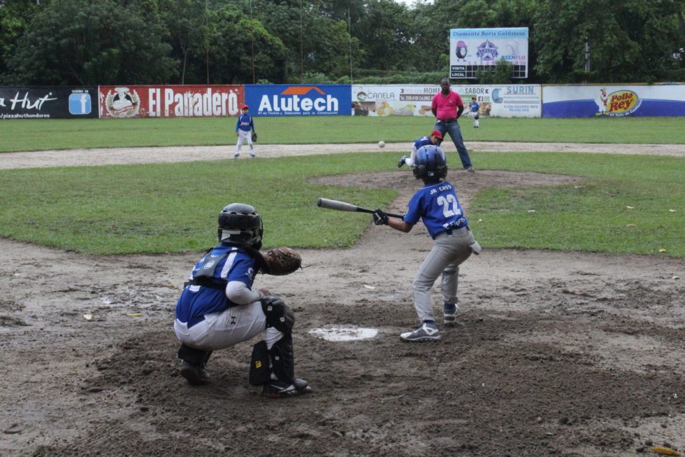 El béisbol sampedrano, un esfuerzo de los padres y la liga local ante el abandono de la Fehba