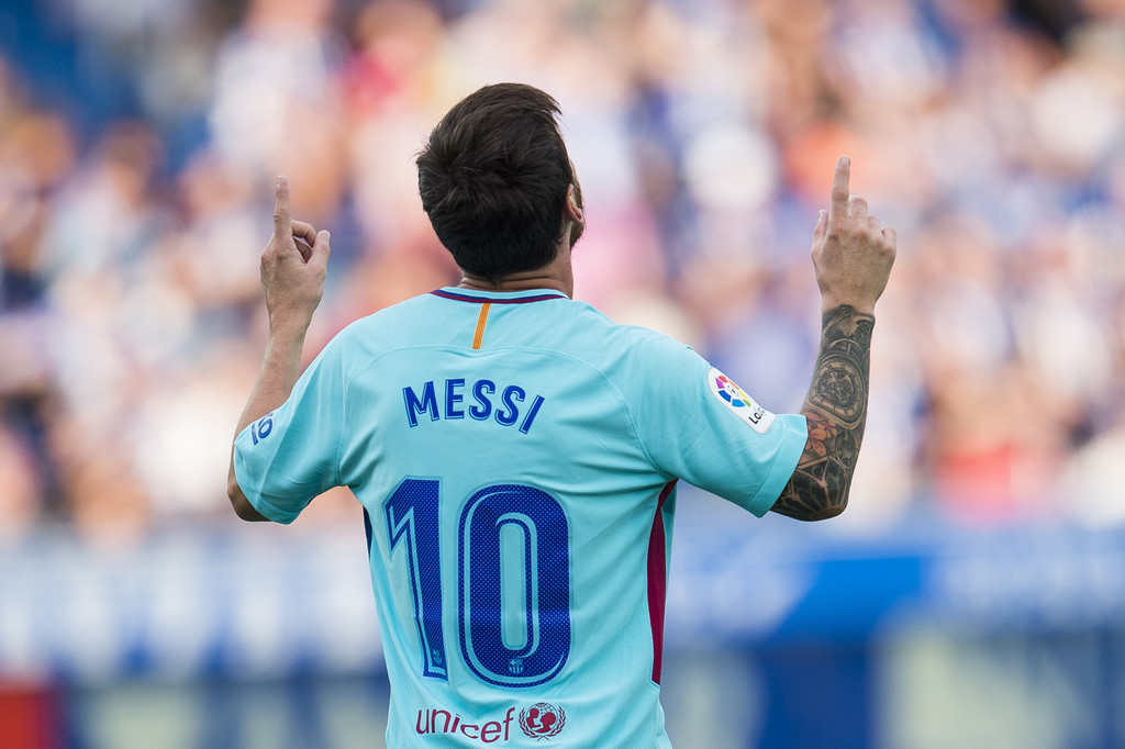 Messi alza la mano y marca el camino al Barca frente al Alavés