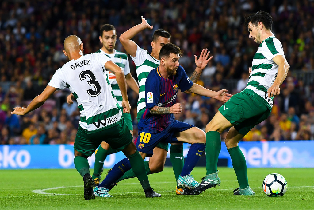 Paseo de Messi sobre el Eibar y el Barca golea y es más líder