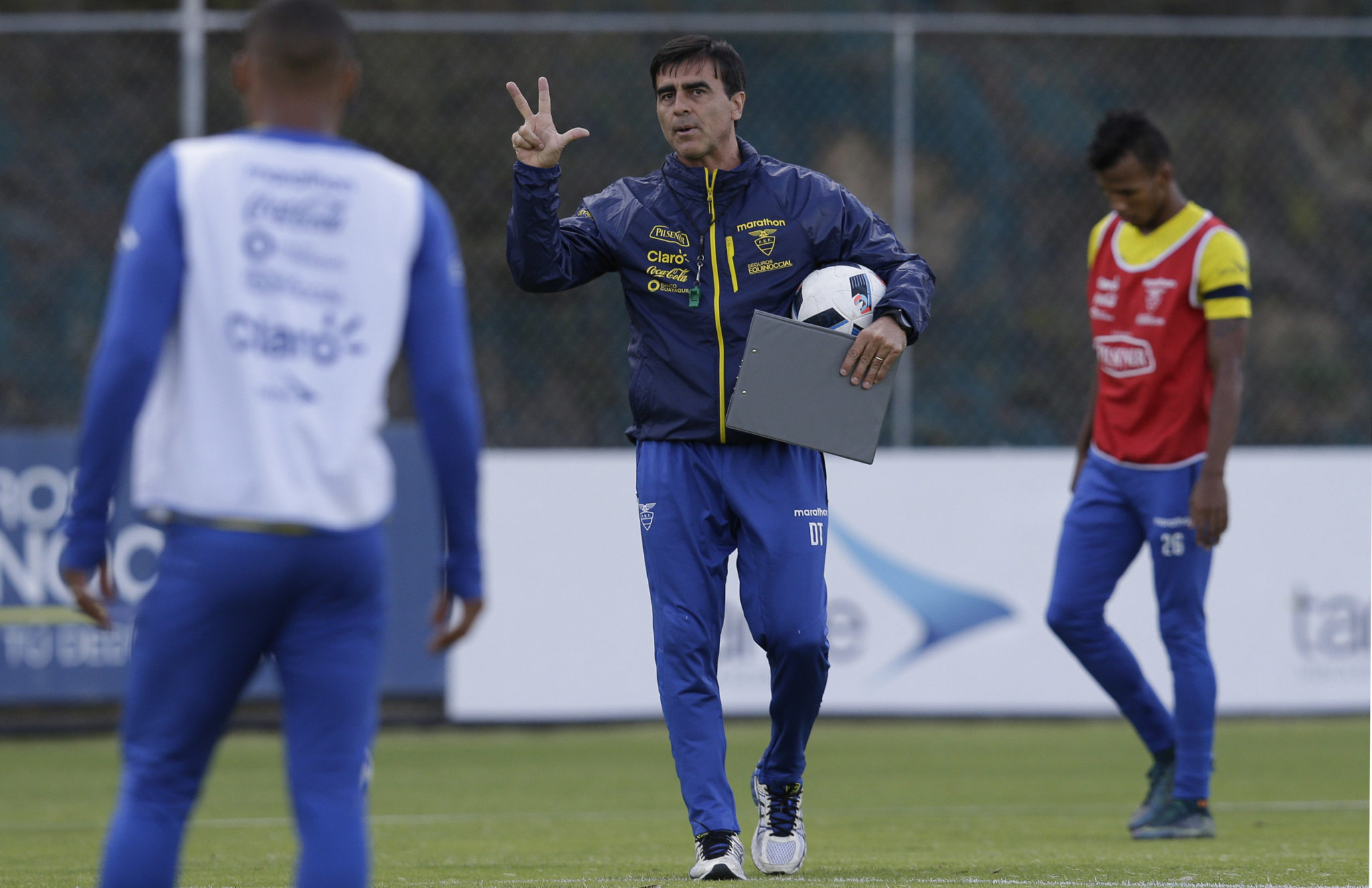 Gustavo Quinteros despedido como técnico de Ecuador