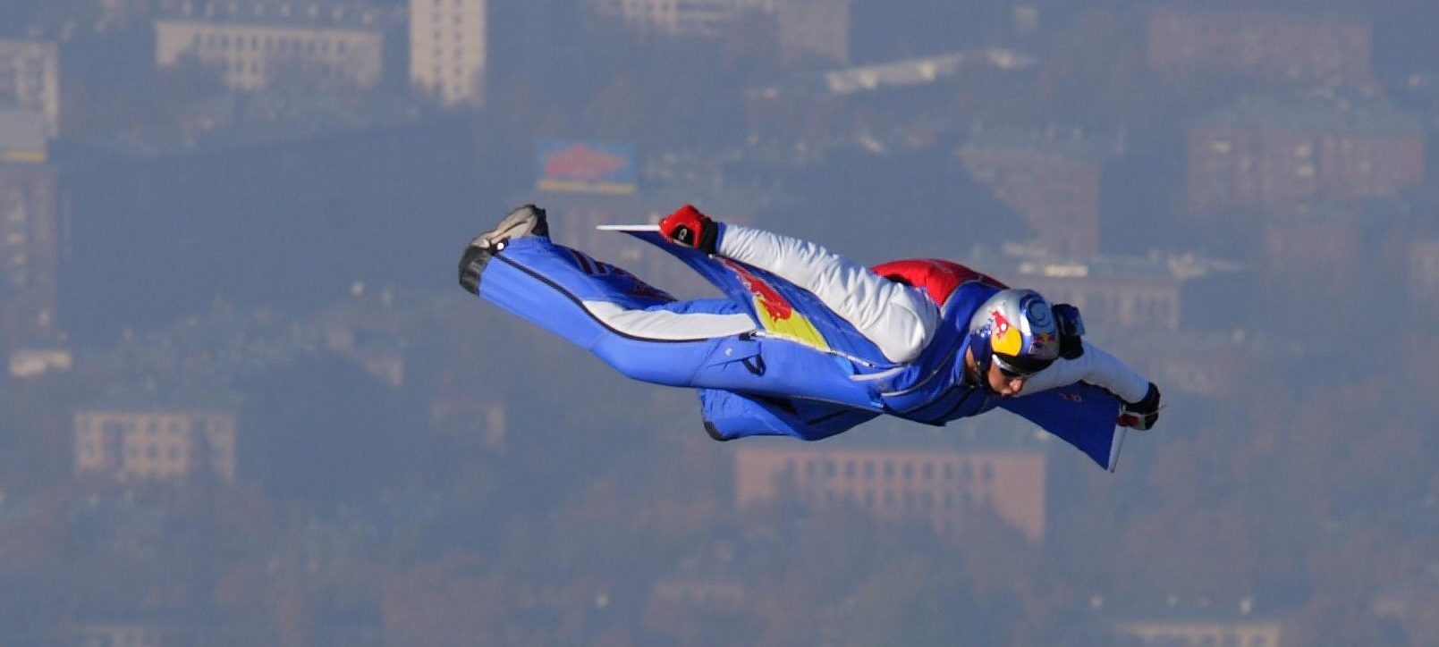 Muere Valery Rozov, leyenda del salto, tras estrellarse en el Himalaya