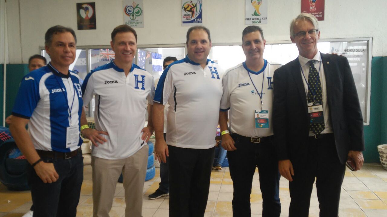 Presidente de Concacaf, Victor Montagliani apoyando a Honduras en el Olímpico