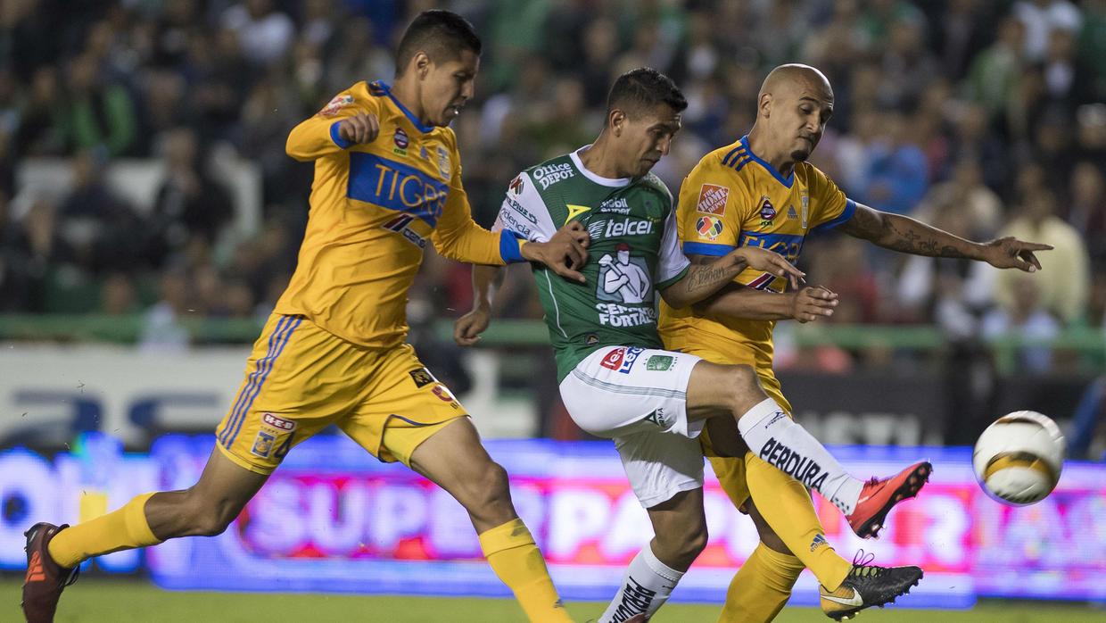 En duelo de ferias, Tigres le saca empate al León en el Nou Camp