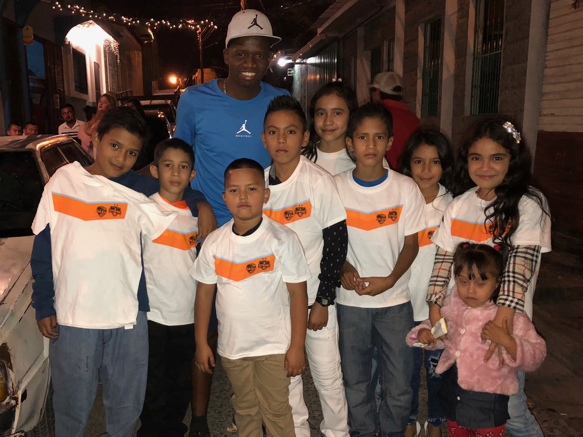 Boniek García pasa vacaciones en Honduras y trayendo alegría a los niños