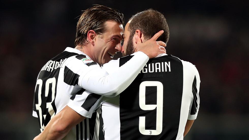 Bernardeschi e Higuaín llevan a la Juventus a la cima de la Serie A