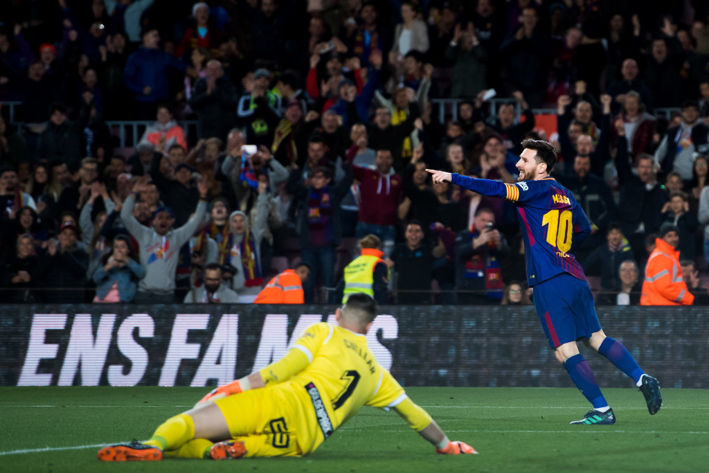 Con pasillo o no, el triplete de Messi acerca al Barcelona al titulo de Liga