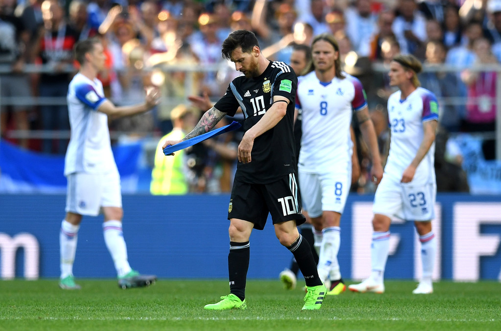 Un muy "humano" Messi, lidera el decepcionante debut de Argentina