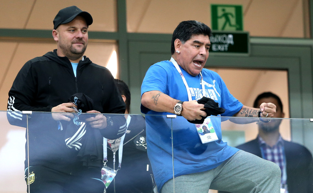 Maradona, recuperado, viajó a Moscú, pero antes dio un gran susto