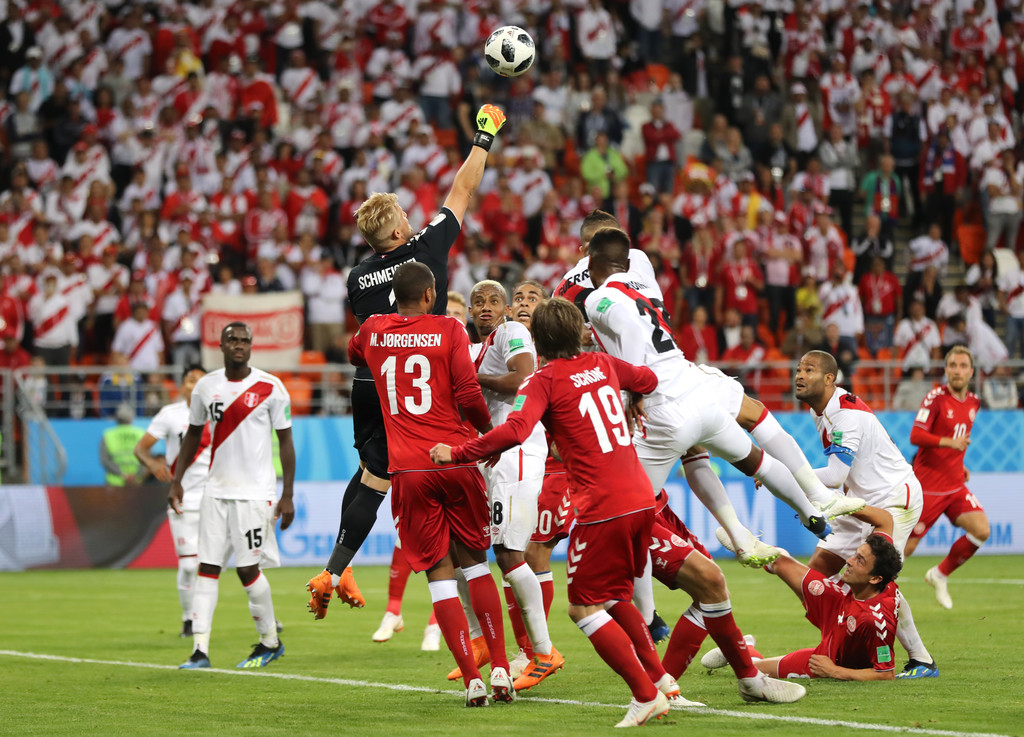Amarga derrota peruana frente a Dinamarca en su regreso al Mundial