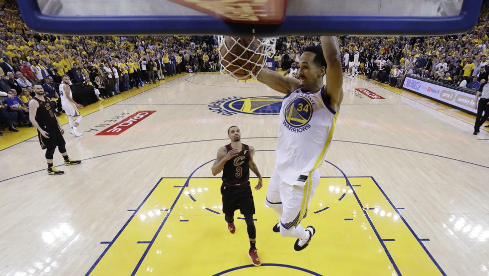 Curry conduce a los Warriors a un triunfo de récords