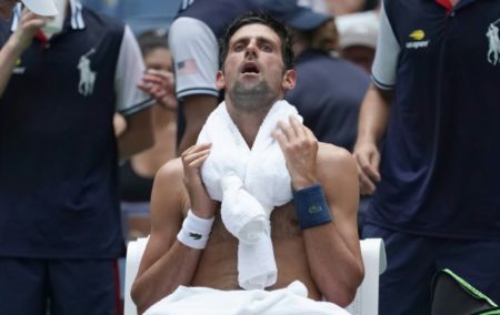 Djokovic tuvo que ser intervenido por la asistencia médica en pleno duelo. Foto AFP