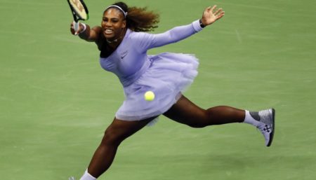 Serena Williams se enfrentará a su hermana Venus en la tercera ronda del torneo. Foto AFP