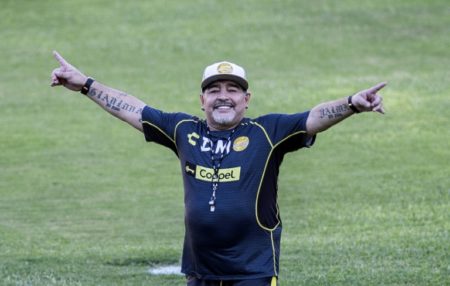 Diego Armando Maradona saluda durante su primer entrenamiento. Foto AFP