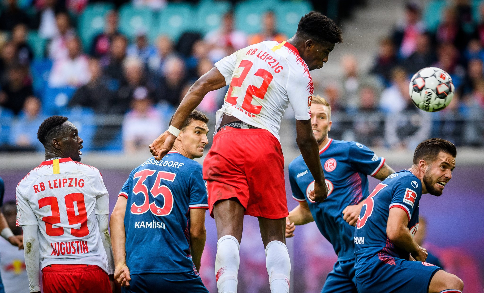 RB Leipzig apenas rescata empate; Schalke 04 suma segunda derrota