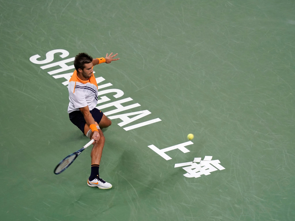 Coric derrota a Federer en Shanghai y enfrenta a Djokovic en la final