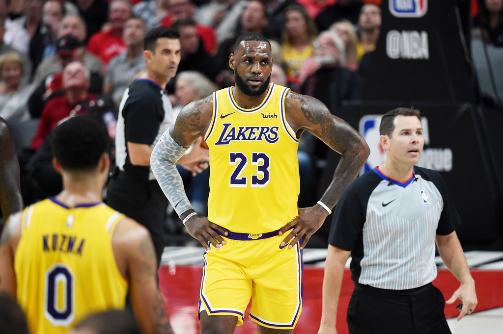 LeBron James se queda corto y no puede ayudar en su debut con los Lakers