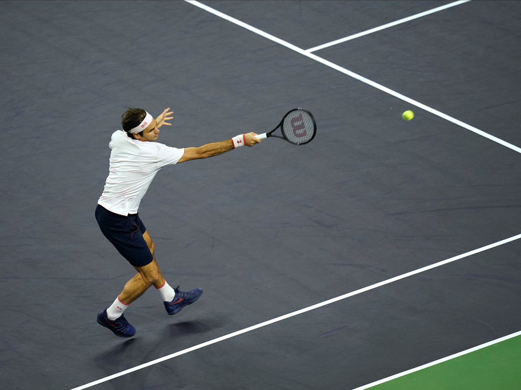 Roger Federer, a un solo título de los 100 en su carrera, se muestra potente