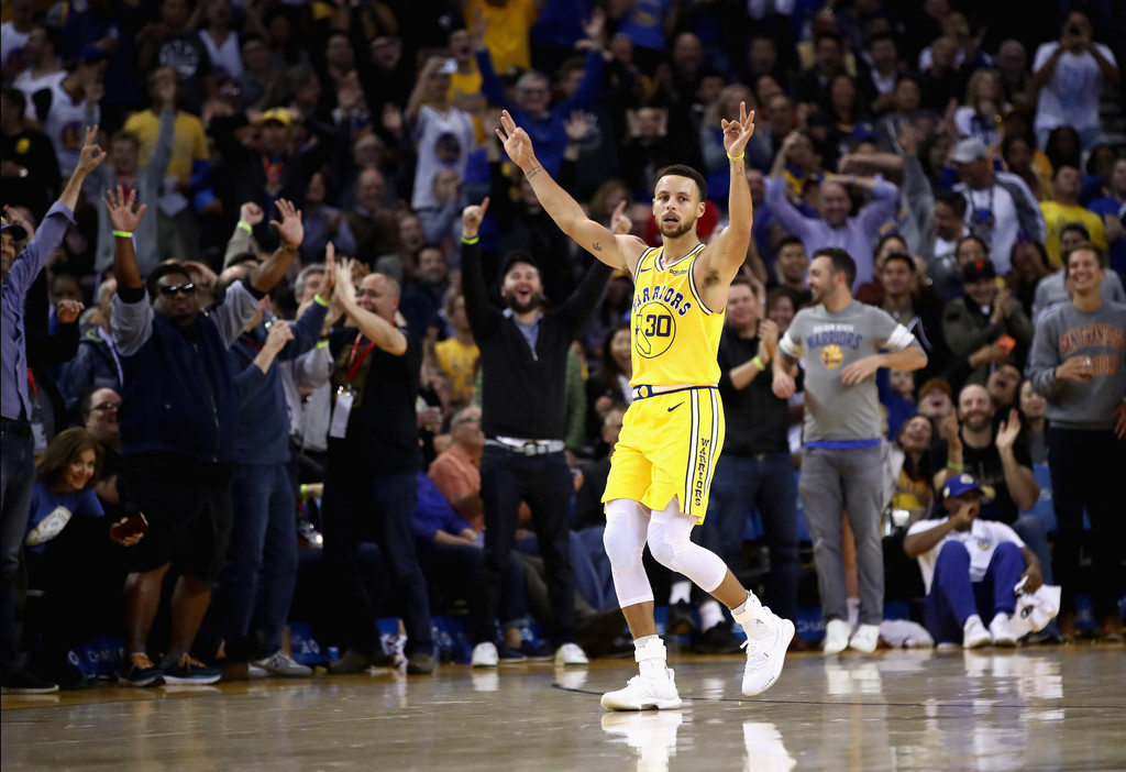 Un Stephen Curry de récord, conducen a los Warriors a otra victoria