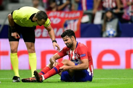 Diego Costa se duele tras un lance junto al árbitro del partido de la Liga de Campeones