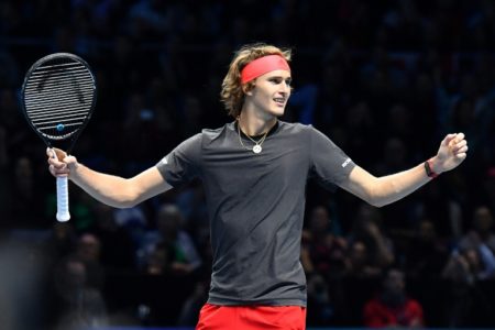 El alemán Alexander Zverev celebra su victoria contra el suizo Roger Federer durante la semifinal masculina del torneo de tenis Masters