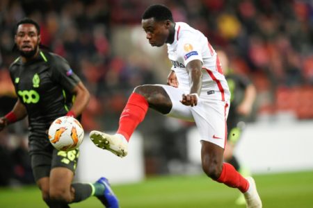 El delantero del Sevilla Quincy Promes (D) remata sobre la portería del Standard de Lieja