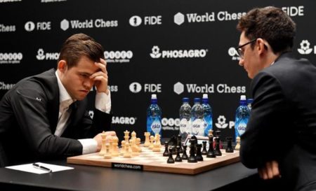 Sexto enfrentamiento entre el noruego Magnus Carlsen y el estadounidense Fabiano Caruana en el marco del Mundial de ajedrez 2018