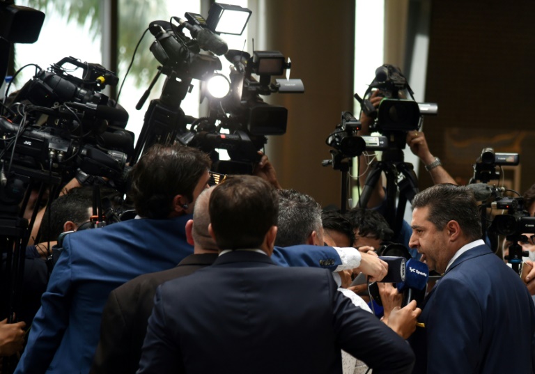 El presidente de Boca Juniors, Daniel Angelici, responde a preguntas de periodistas. Foto AFP