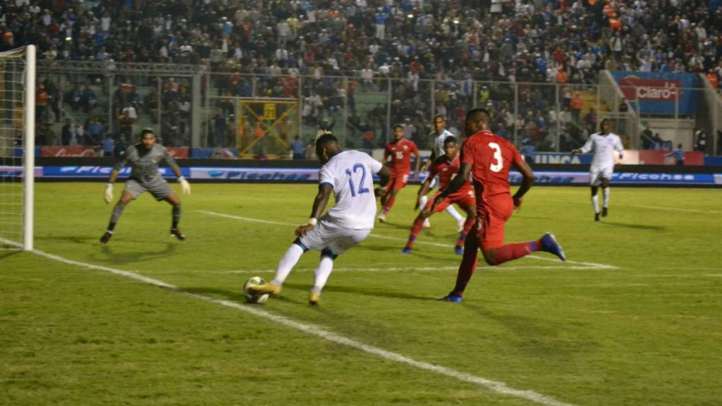 Romell Quioto fue uno de los que mas buscó el gol por Honduras. Foto EFE