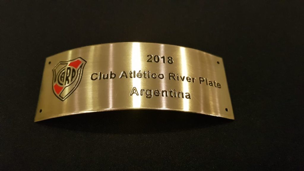 La placa que podría colocarse en el trofeo de la Libertadores.