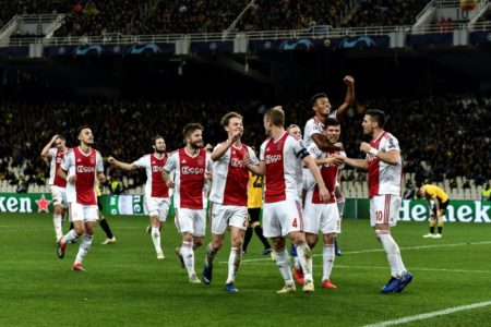 Jugadores del Ajax celebran su victoria sobre el griego AEK Atenas