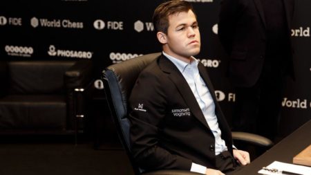 Magnus Carlsen, durante la novena partida del Mundial de ajedrez 2018. Foto WCA