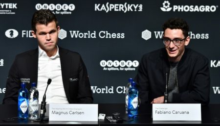 Magnus Carlsen (izq.) y el estadounidense Fabiano Caruana en la rueda de prensa previa al inicio del campeonato del mundo de ajedrez