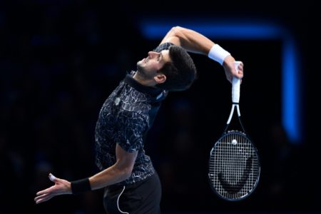 Novak Djokovic devuelve la pelota al alemán Alexander Zverev