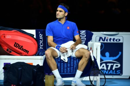 Roger Federer descansa durante un pasaje del juego. Foto AFP