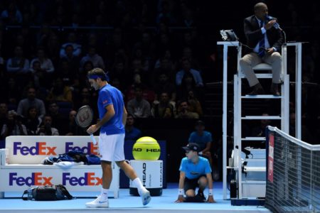 Roger Federer, protesta con el árbitro luego de un fallo en el desempate contra el alemán Alexander Zverev