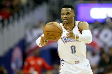 Russell Westbrook pasa el balón durante un partido de la NBA. Foto Getty