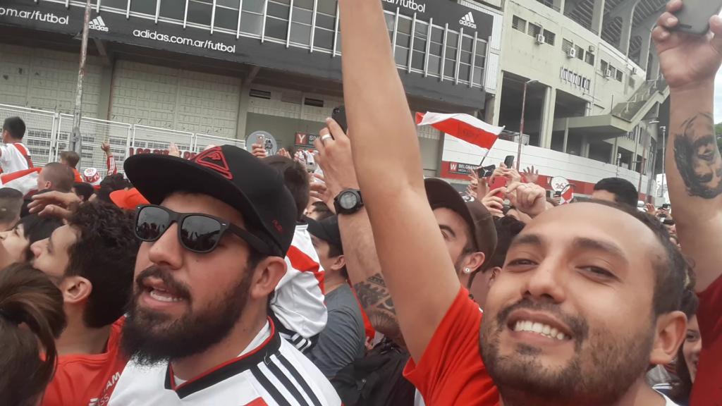 Feisal con los fanáticos de River Plate antes de la primera final.