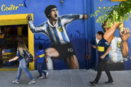 Simpatizantes de Boca de Argentina en los alrededores del estadio la Bombonera