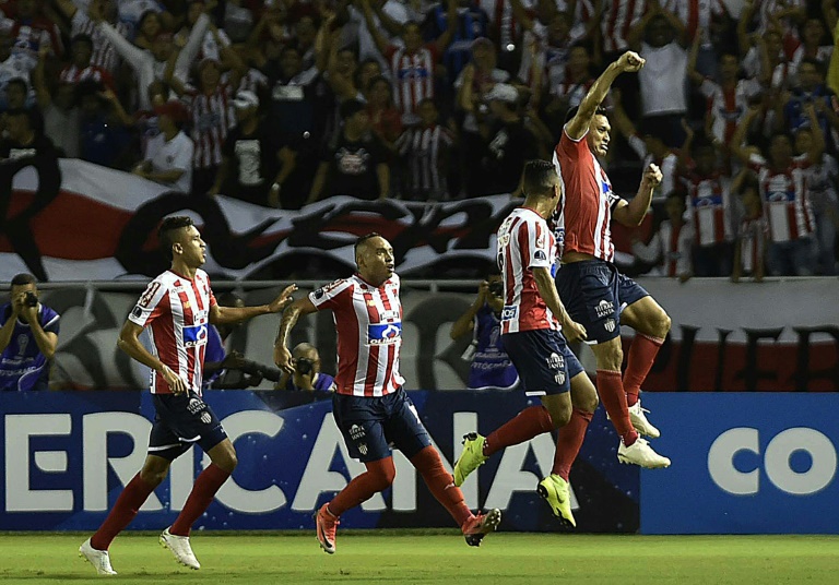 Teófilo Gutiérrez (D) celebra un gol para Junior frente al Independiente Santa Fe 