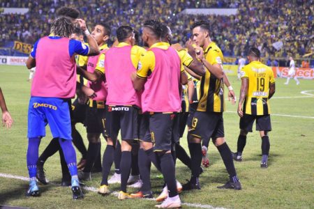 La semifinal de ida tuvo mucha intensidad entre albos y aurinegros. Foto Ermes Martínez