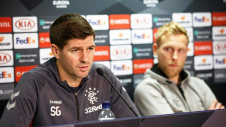Steven Gerrard, técnico de Rangers de Escocia en rueda de prensa. Foto AFP